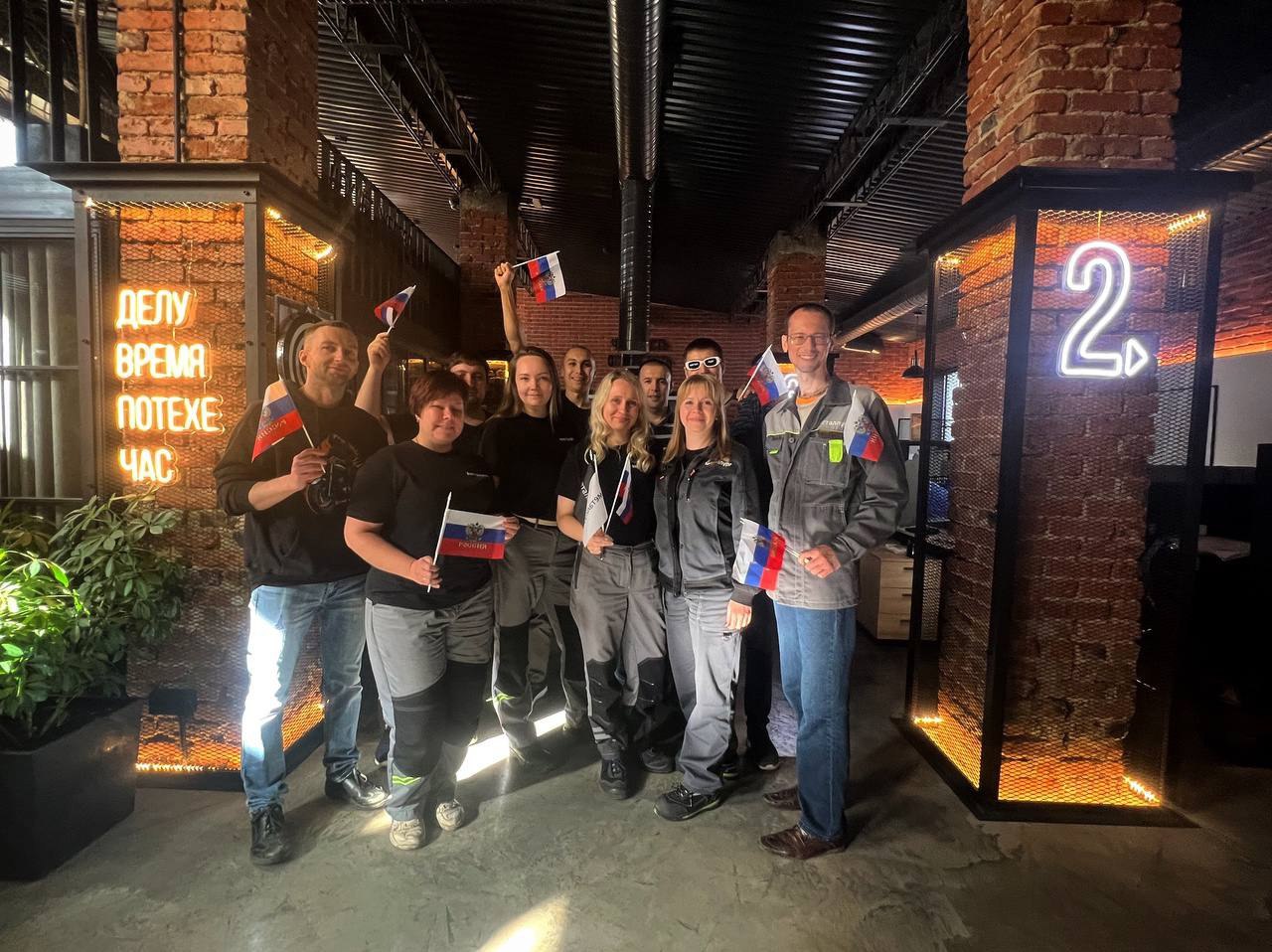 Друзья, с Днем флага России!